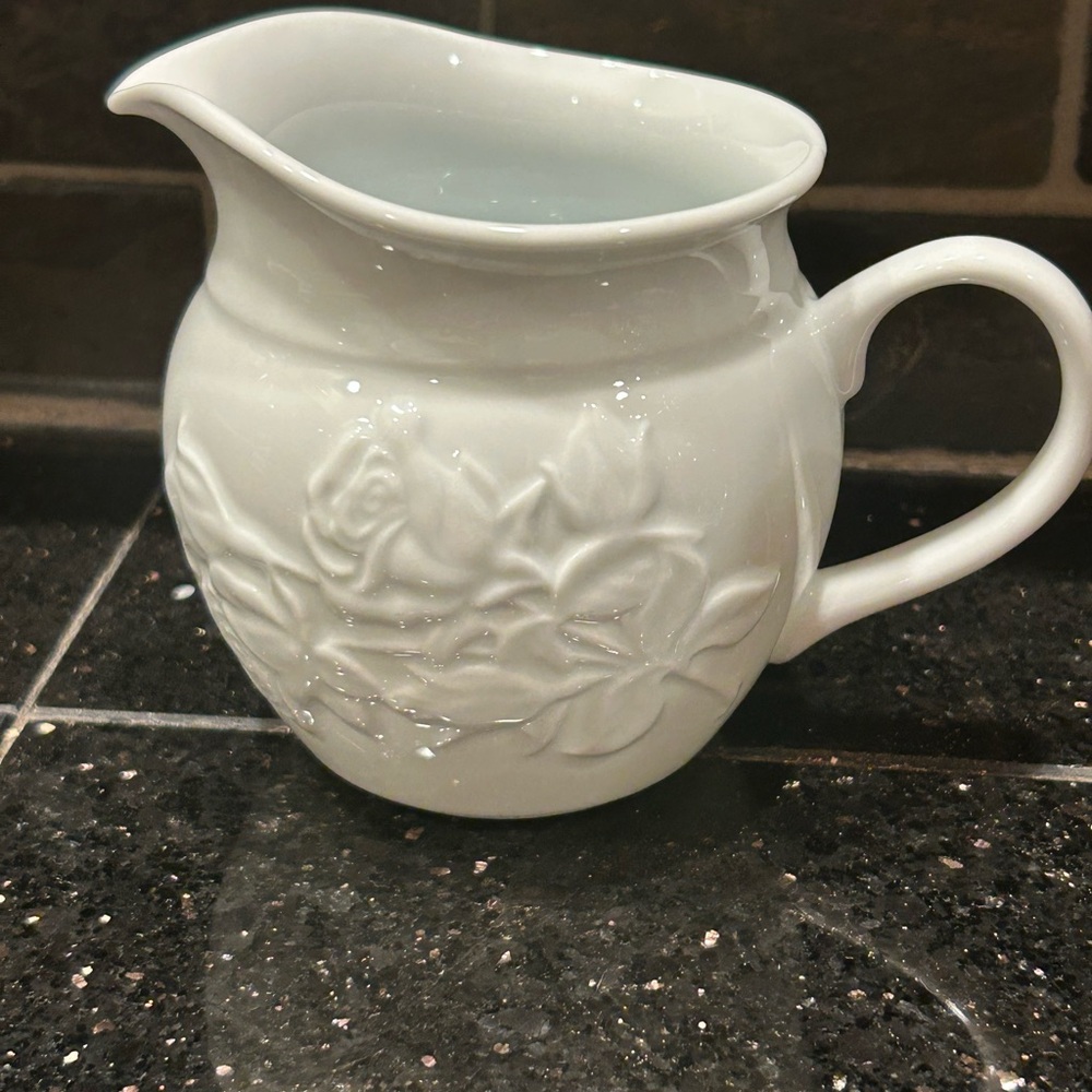 Lenox: Garden Vines Creamer, Microwave and Disherwasher Safe